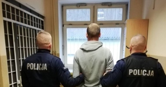 ​Policjanci zatrzymali 31-letniego mężczyznę, który znieważył dwóch pracowników restauracji - Ukraińców i im groził. Podejrzany odpowie też za to, że uderzył w głowę ekspedientkę piekarni. Podczas przeszukania mieszkania gdańszczanina funkcjonariusze znaleźli 81 porcji haszyszu i 2 tabletki psychotropowe.
