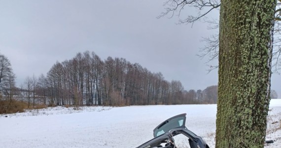 Na drodze powiatowej w pobliżu miejscowości Przystań koło Węgorzewa na Mazurach samochód osobowy uderzył w drzewo. Kierująca nim 25-latka zginęła na miejscu. Przyczyny wypadku bada policja.
