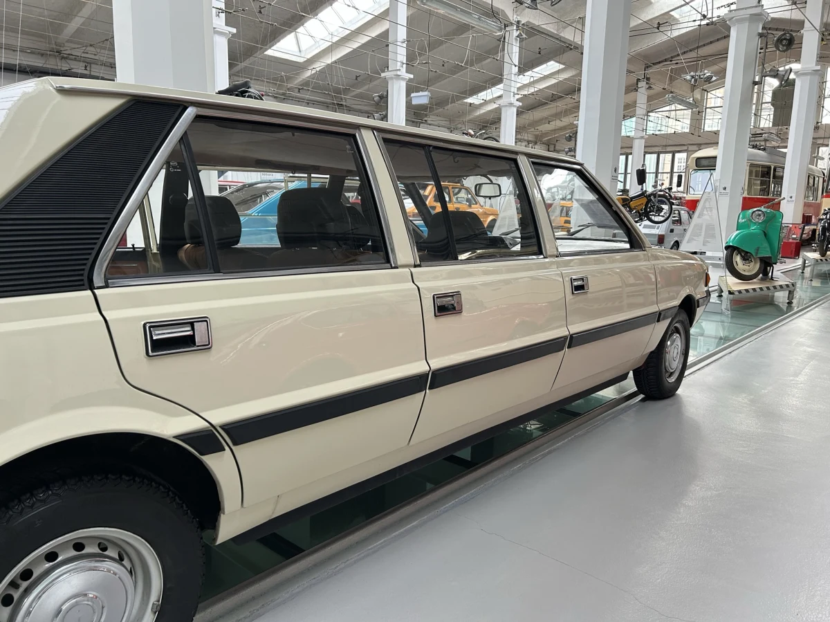 Jak wygląda polonez, samochód produkowany przez FSO, wie chyba każdy. Ale jak prezentuje się ten pojazd jako limuzyna? Replikę poloneza-jamnika można przez najbliższe miesiące oglądać Muzeum Techniki i Komunikacji w Szczecinie.