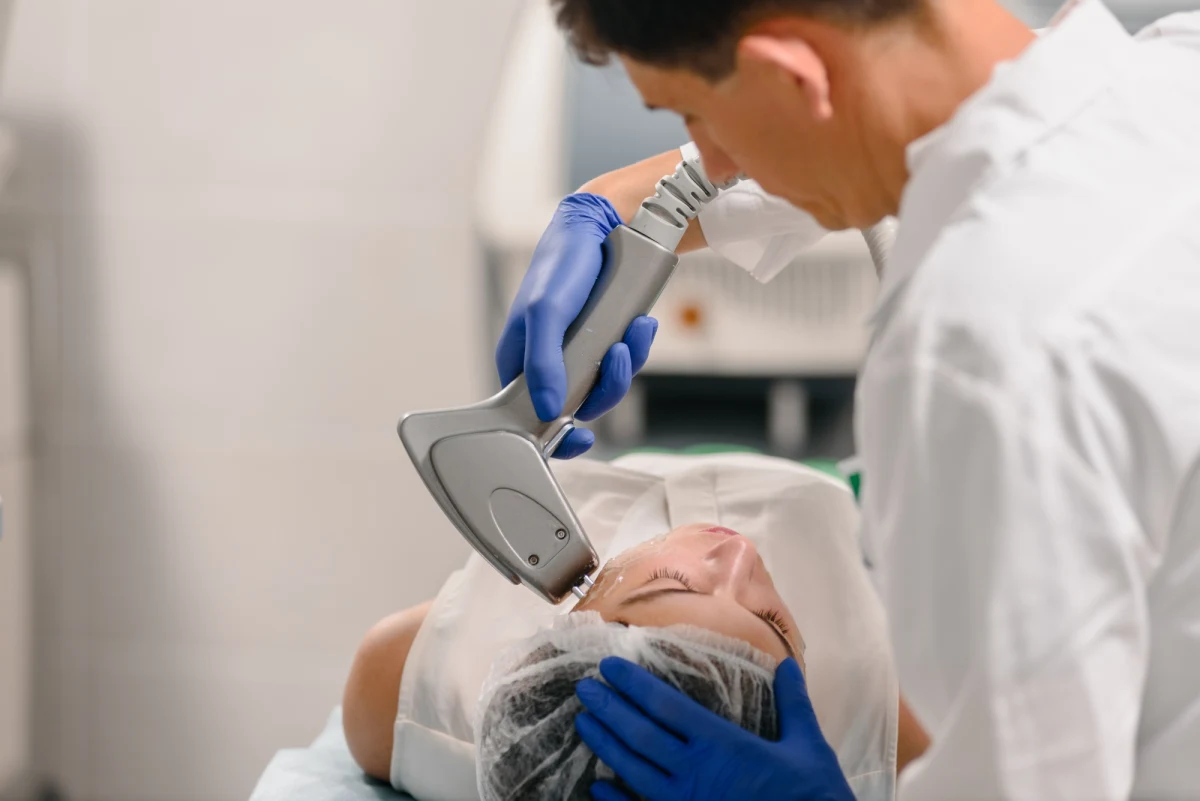 ​Lekarz wykonujący zabiegi medycyny estetycznej w jednej z poznańskich klinik, zatrzymany przez policję, nie miał specjalizacji chirurgicznej. Prokuratura Regionalna cały czas dociera do poszkodowanych pacjentek. Zarzuty  usłyszeli lekarz i współwłaściciele placówki.