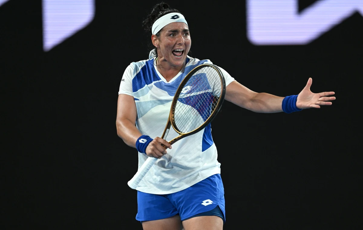 Rozstawiona z "dwójką" Tunezyjka Ons Jabeur odpadła z rywalizacji w Australian Open. Tunezyjka w drugiej rundzie wielkoszlemowego turnieju zaskakująco przegrała z Markétą Vondroušovą 1:6, 7:5, 1:6. Czeszka w trzeciej rundzie zmierzy się z rodaczką - Lindą Fruhvirtovą.