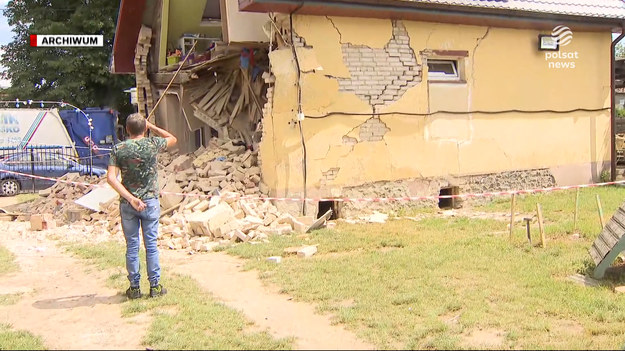 Jest wyrok w głośnej sprawie eksplozji domu w Sosnowie na Pomorzu Zachodnim. Budynek został doszczętnie zniszczony, podczas gdy jego właściciele bawili się na własnym weselu. Za podpaleniem stał sąsiad i jego pracownik - sąd skazał ich na 8 i 6 lat więzienia oraz odszkodowanie w wysokości 600 tysięcy złotych.Materiał dla "Wydarzeń" przygotował Robert Gusta.