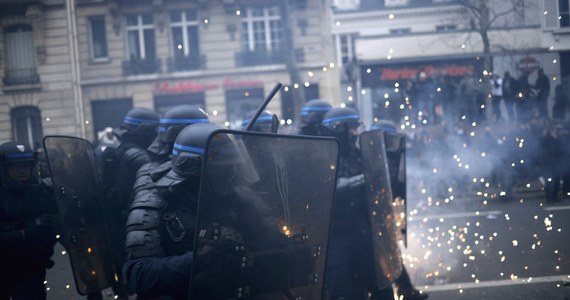 W czasie wielkiej demonstracji przeciwko reformie emerytalnej w Paryżu wybuchły zamieszki. Skrajnie lewicowe bojówki obrzuciły kamieniami i butelkami policjantów, którzy odpowiedzieli pałkami, gazem łzawiącym i granatami hukowymi. W sumie – jak szacuje MSW - przeciw reformie emerytalnej w całej Francji protestowało około 1,12 mln. Centrala związkowa CGT podaje, że były to 2 mln ludzi. 