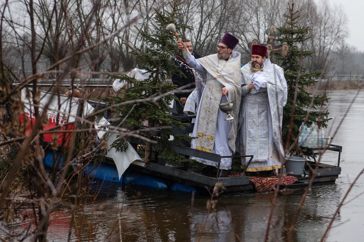 Wierni prawosławni, także uchodźcy z Ukrainy, uczestniczyli w czwartek w procesji nad Bug w Sławatyczach (Lubelskie), gdzie dokonano obrzędu poświęcenia wody. Odbywa się on z okazji święta Chrztu Pańskiego, zwanego także Świętem Jordanu.

