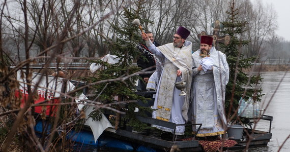 Wierni prawosławni, także uchodźcy z Ukrainy, uczestniczyli w czwartek w procesji nad Bug w Sławatyczach (Lubelskie), gdzie dokonano obrzędu poświęcenia wody. Odbywa się on z okazji święta Chrztu Pańskiego, zwanego także Świętem Jordanu.

