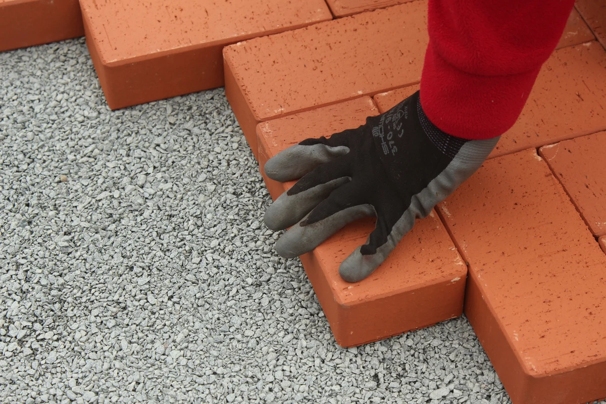 Pracownik budowlany został ranny w wyniku wybuchu granatu hukowego, który został znaleziony podczas prac remontowych w jednym z budynków w Świdnicy (Dolnośląskie). Mężczyzna trafił do szpitala z urazem dłoni.