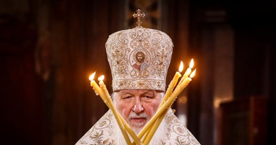 Patriarcha moskiewski Cyryl uważa, że porażka Rosji w obecnych warunkach może doprowadzić do katastrofalnych skutków dla całej ludzkości. Wezwał także do modlenia się o "oświecenie szaleńców". "Wierzymy, że Pan nie opuści naszego prezydenta" - mówił.