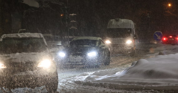 Zablokowane drogi na Podhalu. Z powodu silnych opadów śniegu wielu kierowców nie potrafiło sobie poradzić z warunkami, jakie zapanowały na drogach. Część z nich przyjechała na letnich oponach i to oni blokowali podjazdy, podobnie jak ciężarówki, które się na nich ślizgały. Sytuacja nieco się poprawia.  