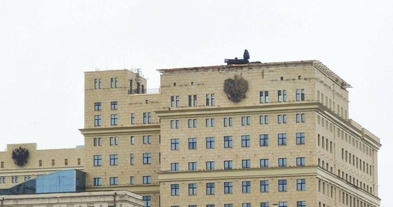 Rosjanie z nieznanych przyczyn zainstalowali na dachu jednego z biurowców w centrum Moskwy system obrony przeciwlotniczej Pancyr-S1. Z opublikowanych w mediach społecznościowych materiałów wynika, że sprzęt został również umieszczony na dachu głównego budynku Ministerstwa Obrony Federacji Rosyjskiej.