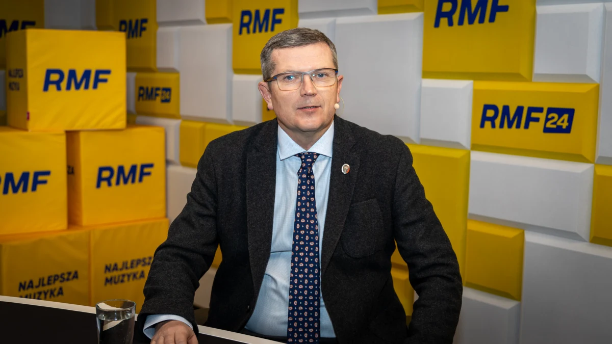 "Jeśli pieniądze z KPO trafią do Polski przed wyborami, to niedługo przed wyborami. Mam nadzieję, że pieniądze do Polski trafią, bo to jest 160 miliardów... Zresztą mogłoby być dużo więcej. (...) Te środki są Polsce potrzebne w bardzo trudnym roku gospodarczym. Są potrzebne polskim rodzinom, samorządom i firmom" - mówi w Popołudniowej rozmowie w RMF FM senator Marcin Bosacki z Platformy Obywatelskiej.