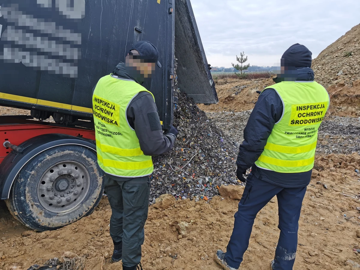 Przedstawiciele WIOŚ przeprowadzili akcję w gminie Dobroszyce na Dolnym Śląsku, gdzie wykryto proceder nielegalnego pozbywania się odpadów. Wezwano również policję i ekspertów.
