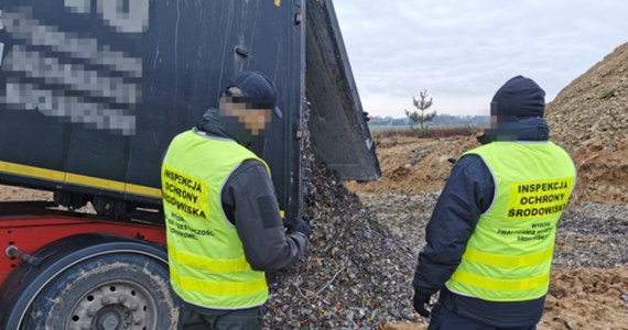 Przedstawiciele WIOŚ przeprowadzili akcję w gminie Dobroszyce na Dolnym Śląsku, gdzie wykryto proceder nielegalnego pozbywania się odpadów. Wezwano również policję i ekspertów.
