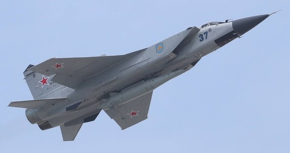 Rosyjski myśliwiec MiG-31K, który jest zdolny do przenoszenia jednego z rosyjskich hipersonicznych pocisków balistycznych Kindżał, stanął w ogniu podczas lotu nad Białorusią - poinformował w czwartek telegramowy kanał Biełaruski Hajun, który zbiera i udostępnia informacje na temat ruchów i działań wojsk - również rosyjskich - na terytorium Białorusi.