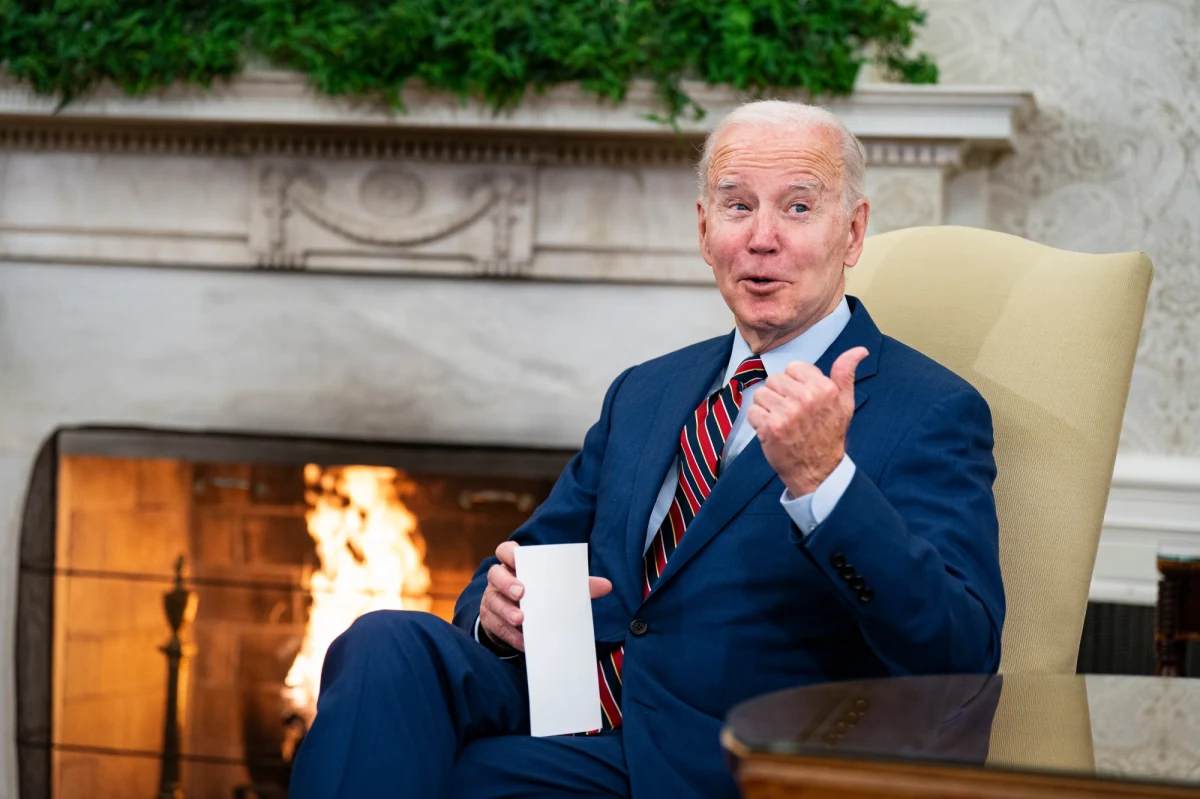 Prezydent USA Joe Biden powiedział w czwartek, że "nie żałuje" swojego sposobu obchodzenia się z tajnymi dokumentami, które zostały znalezione w jego domu i byłym biurze, dodał też, że wierzy, że sprawa zostanie rozwiązana - poinformował Reuters.