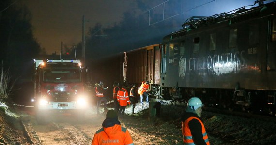 Do wypadku doszło przed godz. 19 na odcinku Szczecin Podjuchy – Szczecin Port Centralny. W ostatni wagon stojącego składu towarowego uderzyła lokomotywa. Nie ma osób rannych - informuje PKP. 