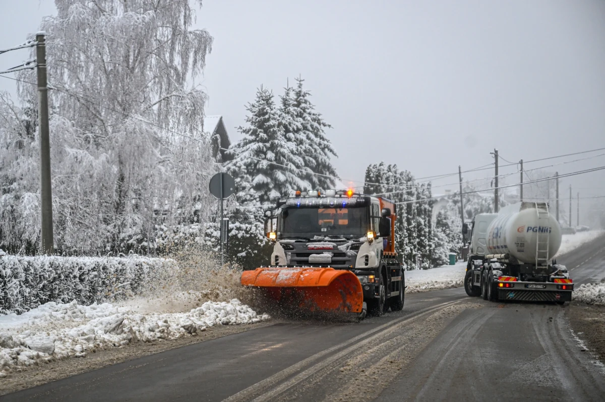 Zima znowu dała o sobie znać. Co więcej, to będzie trudny weekend dla mieszkańców południowej oraz wschodniej Polski. Synoptycy prognozują miejscami intensywne opady śniegu. Będzie też mocno wiało. Możliwe są zawieje śnieżne. 