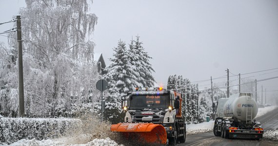 Zima znowu dała o sobie znać. Co więcej, to będzie trudny weekend dla mieszkańców południowej oraz wschodniej Polski. Synoptycy prognozują miejscami intensywne opady śniegu. Będzie też mocno wiało. Możliwe są zawieje śnieżne. 