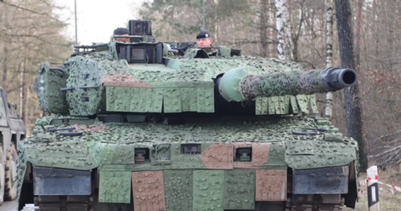 W amerykańskiej bazie w Ramstein w Niemczech odbędzie się  kolejne spotkanie grupy kontaktowej ds. wsparcia obronnego Ukrainy (Ukraine Defense Contact Group) w gronie 50 państw. Najprawdopodobniej zapadnie tam decyzja w sprawie wysłania sprzętu z zasobów Bundeswehry, w tym najbardziej oczekiwanych czołgów Leopard. "Jesteście dorosłymi ludźmi. Na pewno można rozmawiać przez kolejne pół roku, ale w naszym kraju ludzie umierają codziennie. Jeśli macie czołgi Leopard, dajcie je nam" - zaapelował prezydent Zełenski, nawiązując do deklaracji kanclerza Scholza, że Niemcy dostarczą Leopardy, jeśli amerykanie dostarczą Ukrainie Abramsy.