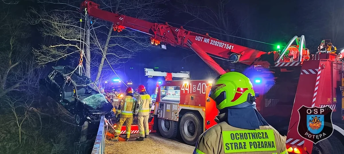 Do tragicznego wypadku doszło w nocy w miejscowości Potępa na Śląsku. Samochód wpadł do rzeki, strażacy odkryli w nim ciała dwóch mężczyzn. Służby badają okoliczności wypadku i ustalają tożsamość ofiar.
