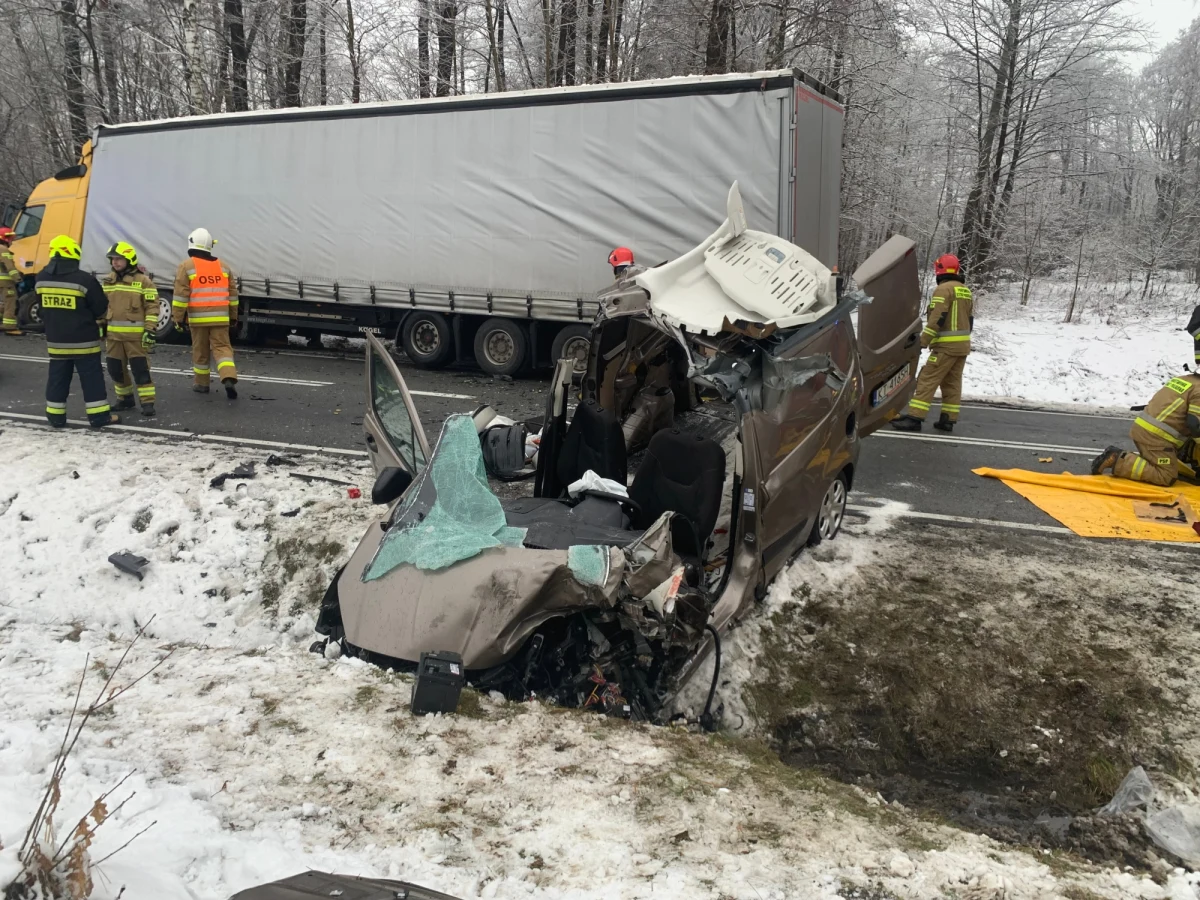 Poważny wypadek w miejscowości Breń na drodze krajowej nr 73. Samochód osobowy zderzył się z ciężarówką. Kierowca osobówki został uwięziony w samochodzie.