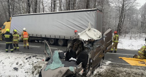 Poważny wypadek w miejscowości Breń na drodze krajowej nr 73. Samochód osobowy zderzył się z ciężarówką. Kierowca osobówki został uwięziony w samochodzie.