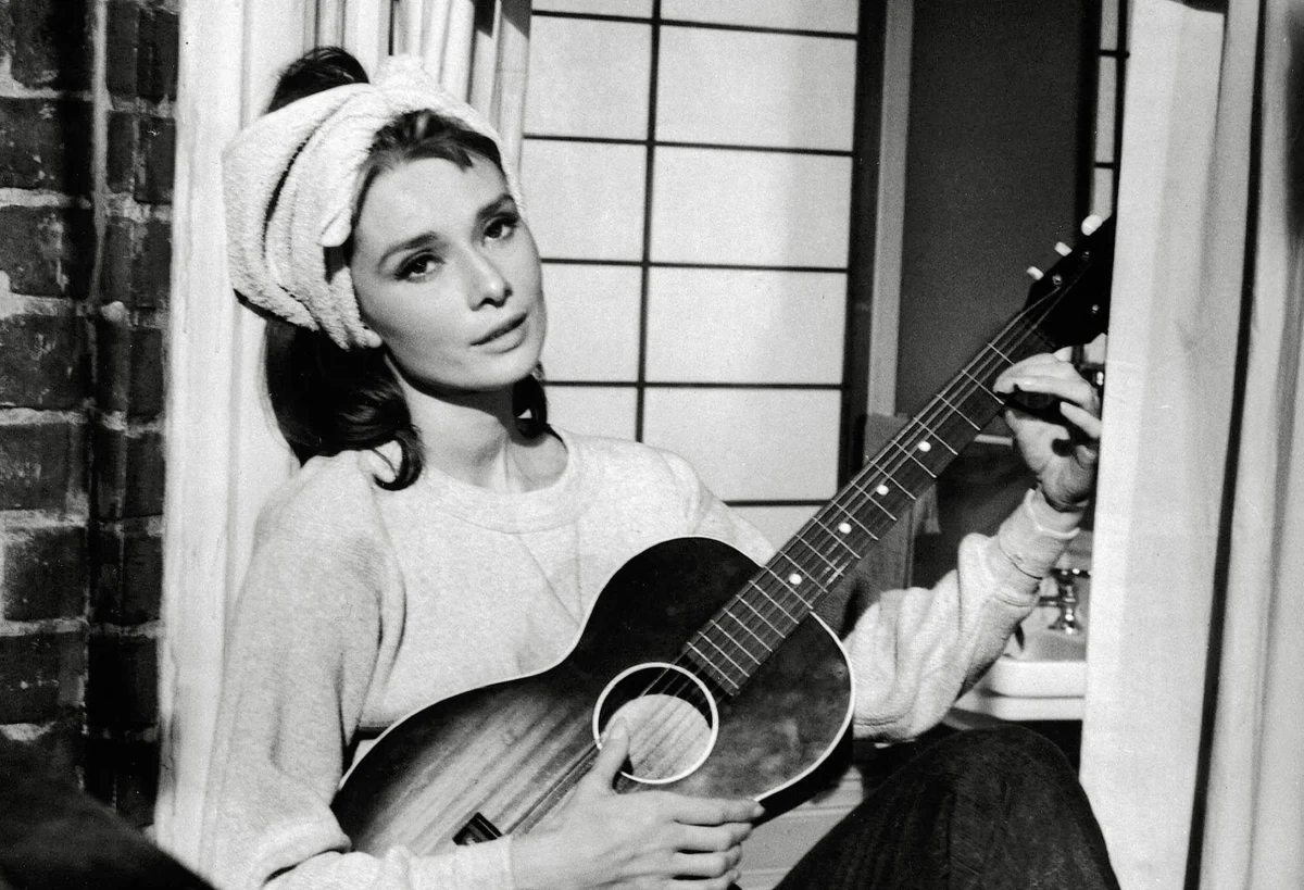 Mówiono, że nigdy nie postawiła stopy w niewłaściwy sposób, że Bóg pocałował ją w policzek i stworzył aktorkę wyjątkową – pełną wdzięku, czarującą i szlachetną. Że miała w sobie coś, czego nie można się nauczyć. 30 lat temu zmarła Audrey Hepburn.