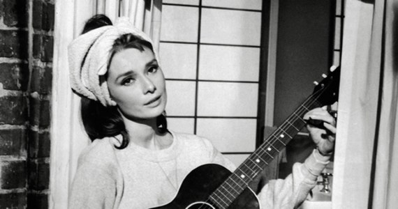 Mówiono, że nigdy nie postawiła stopy w niewłaściwy sposób, że Bóg pocałował ją w policzek i stworzył aktorkę wyjątkową – pełną wdzięku, czarującą i szlachetną. Że miała w sobie coś, czego nie można się nauczyć. 30 lat temu zmarła Audrey Hepburn.