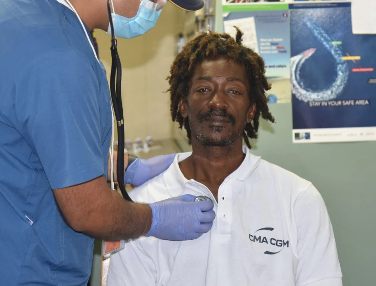 Kolumbijska marynarka wojenna uratowała pochodzącego z Saint Martin mężczyznę, który twierdzi, że przez 24 dni dryfował po Morzu Karaibskim. Przeżył jedząc to, co miał na pokładzie: keczup, sproszkowany czosnek i kostki rosołowe.