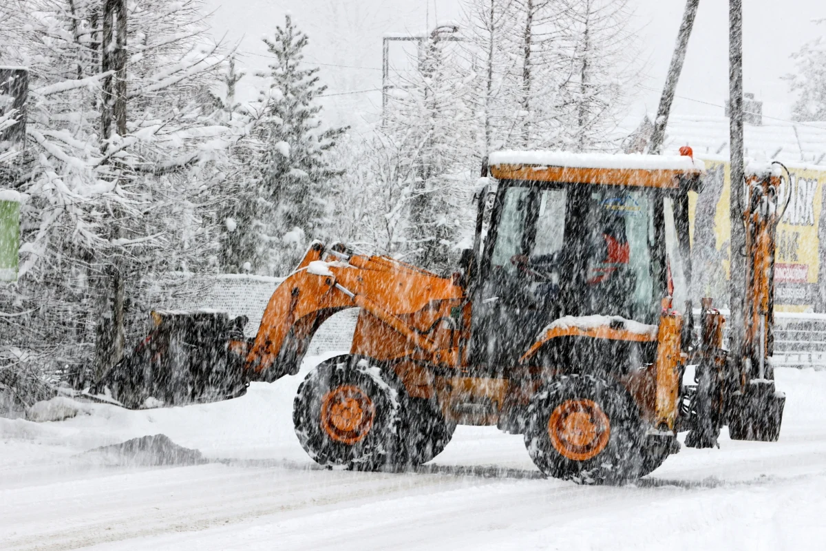 Na Podhalu opady śniegu osłabły, ale nadal warunki drogowe są bardzo złe. Na Zakopiance miejscami zalega błoto pośniegowe, a na lokalnych drogach leży śnieg lub błoto pośniegowe. Bardzo niebezpiecznie jest również na górskich szlakach. Toprowcy apelują o niewychodzenie w wyższe partie Tatr.
