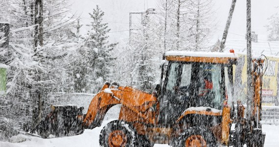 Na Podhalu opady śniegu osłabły, ale nadal warunki drogowe są bardzo złe. Na Zakopiance miejscami zalega błoto pośniegowe, a na lokalnych drogach leży śnieg lub błoto pośniegowe. Bardzo niebezpiecznie jest również na górskich szlakach. Toprowcy apelują o niewychodzenie w wyższe partie Tatr.
