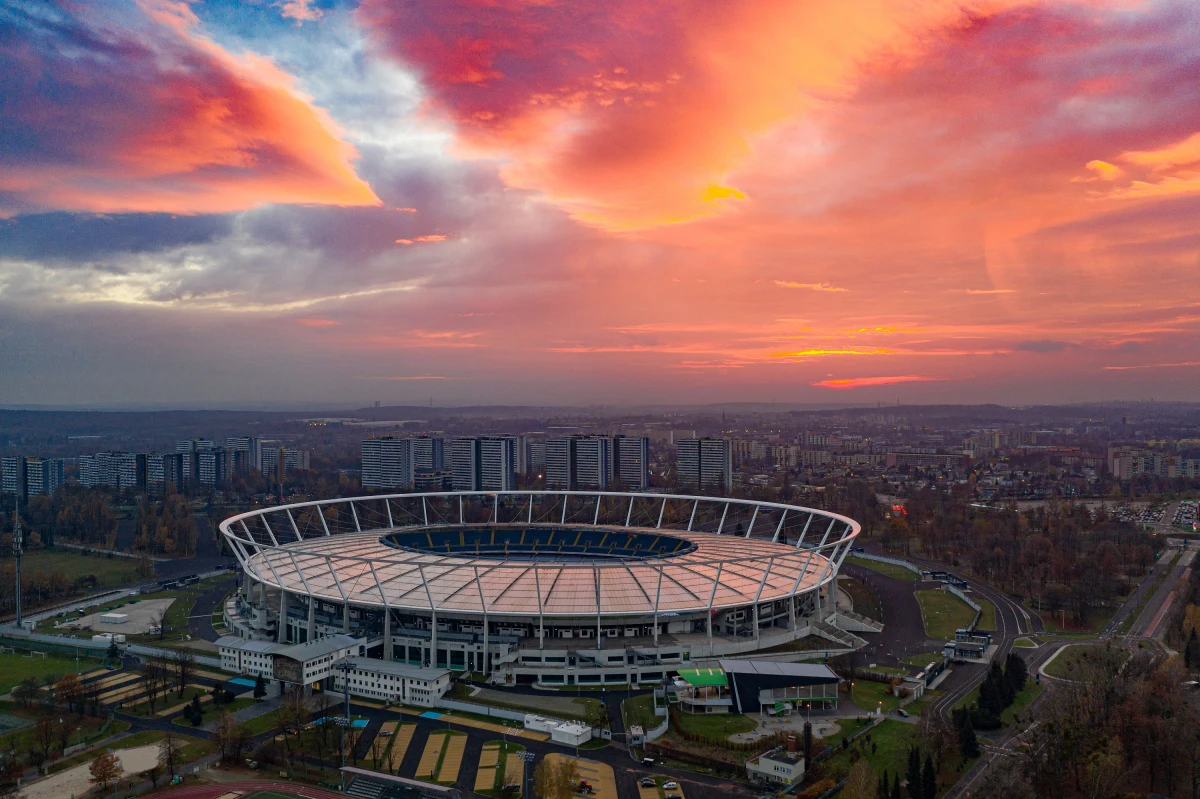 Światowej sławy włoski tenor Andrea Bocelli, metalowa grupa Rammstein, jedna z najpopularniejszych polskich wokalistek sanah oraz gwiazdy rapu i hip-hopu wystąpią w tym roku na Stadionie Śląskim w Chorzowie. To będzie rok wielkich koncertów - zapewnia zarządca stadionu, nazywanego Kotłem Czarownic.
