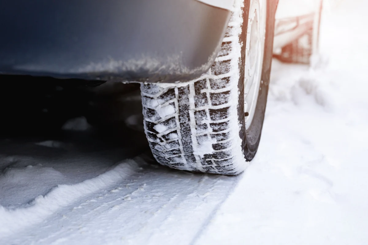 Niemal połowa zimy za nami, a niektórzy kierowcy samochodów osobowych wciąż nie zmienili opon na zimowe. Czy grozi im mandat? Czy polskie prawo przewiduje kary za jazdę zimą na letnich oponach? Jakie rozwiązania przyjęły inne kraje?