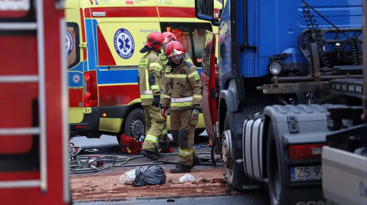 Jedna osoba zginęła w zderzeniu busa z samochodem ciężarowym na wysokości Przęsocina (powiat policki), cztery inne zostały ranne - poinformowała Komenda Powiatowa PSP w Policach. Droga między Szczecinem a Policami jest zablokowana.