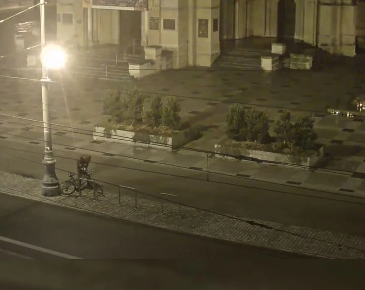 Łódzcy policjanci zatrzymali 28-latka, który próbował ukraść rower zostawiony przed katedrą na ulicy Piotrkowskiej. Jego zamiary zostały zniweczone, dzięki spostrzegawczości dyspozytora Miejskiego Stanowiska Kierowania Komendy Policji w Łodzi. Złodzieja spłoszył nadjeżdżający radiowóz.

