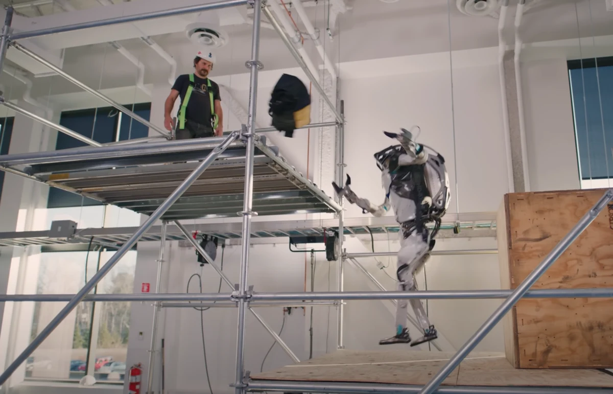 Co jakiś czas firma Boston Dynamics prezentuje na nagraniach popisy swoich robotów. Tym razem w roli głównej występuje Atlas, którego już poznaliśmy z niemałych umiejętności akrobacyjnych. Tym razem robot miał trudniejsze zadanie - musiał pomóc robotnikowi na rusztowaniu, który zapomniał torby z narzędziami. Problem w tym, że Atlas musiał najpierw zbudować sobie drogę do człowieka.