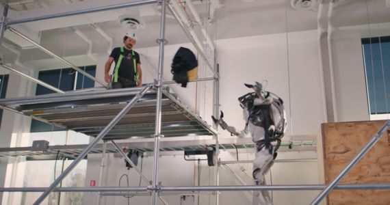 Co jakiś czas firma Boston Dynamics prezentuje na nagraniach popisy swoich robotów. Tym razem w roli głównej występuje Atlas, którego już poznaliśmy z niemałych umiejętności akrobacyjnych. Tym razem robot miał trudniejsze zadanie - musiał pomóc robotnikowi na rusztowaniu, który zapomniał torby z narzędziami. Problem w tym, że Atlas musiał najpierw zbudować sobie drogę do człowieka.