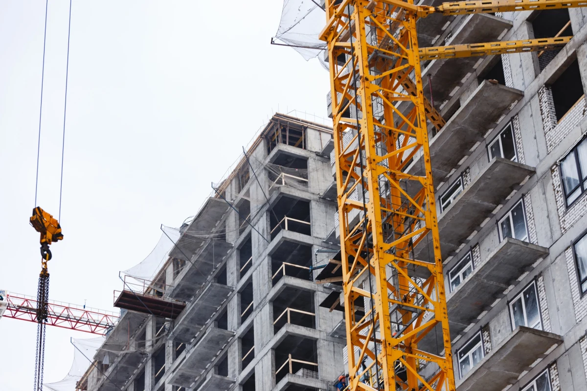 Jest zwrot w sprawie ustawy ograniczającej handel mieszkaniami. Utrudnienia dla zwykłych ludzi kupujących mieszkania mają zostać odłożone w czasie - ustalili nasi reporterzy. Na razie nacisk ma zostać położony na fundusze inwestycyjne. Dziennikarze RMF FM ujawnili zapisy projektu ustawy, który ma zablokować spekulację mieszkaniami. Po naszej publikacji w rządzie wybuchła burza i już szykują się zmiany - donosi Krzysztof Berenda z redakcji ekonomicznej.