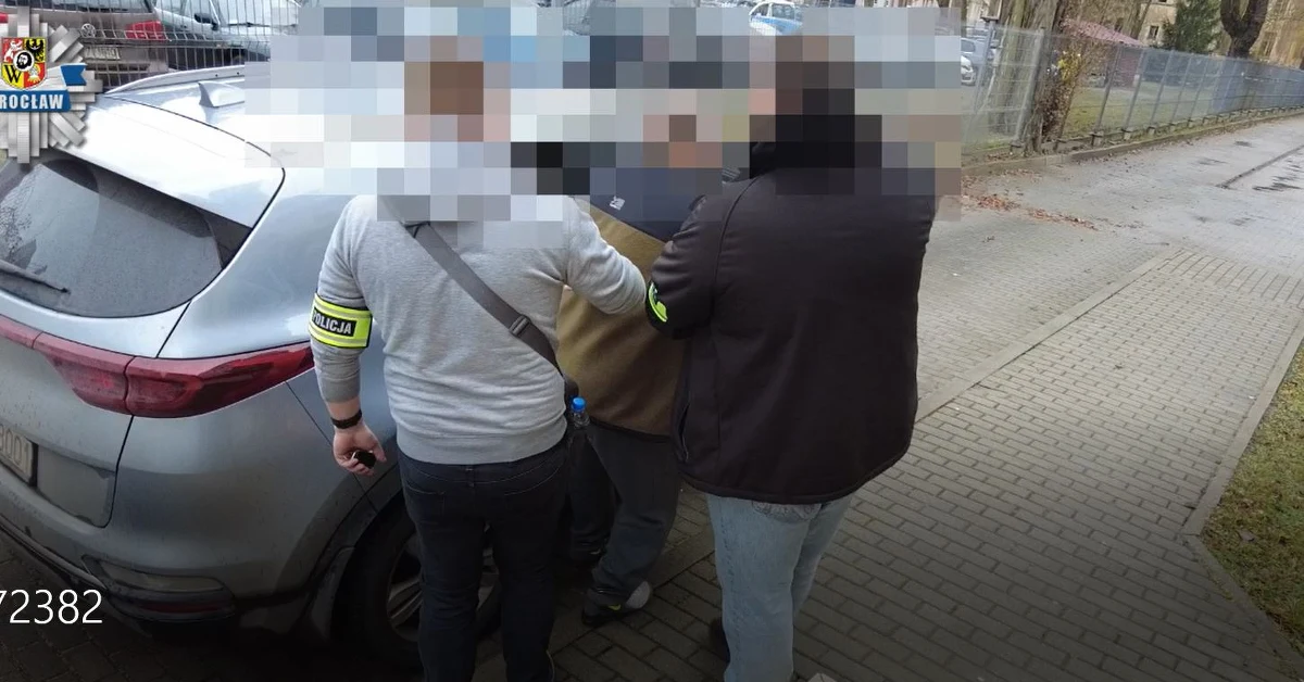 Wrocławscy policjanci zatrzymali 43-latka poszukiwanego w związku z przestępstwami seksualnymi, jakich dopuścił się wobec swojej małoletniej córki. Mężczyzna ukrywał się po wyroku sądu.

