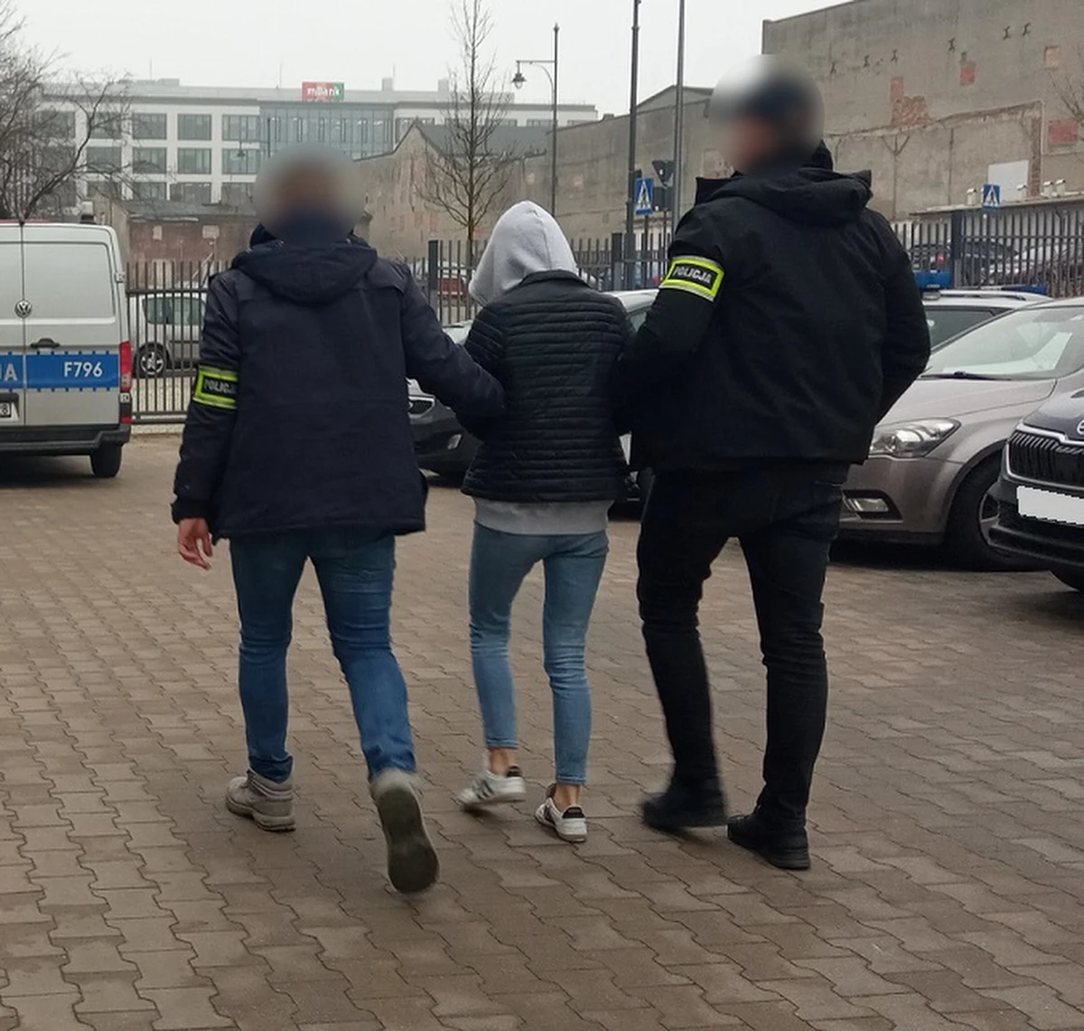 Łódzcy policjanci zatrzymali 33-letnią kobietę oraz jej 26-letniego znajomego w związku z porzuceniem na pergoli śmietnikowej zwłok noworodka w 2022 roku. Zatrzymanym za znieważenie zwłok grozi kara do dwóch lat pozbawienia wolności. Kobieta dodatkowo odpowie za posiadanie marihuany.
