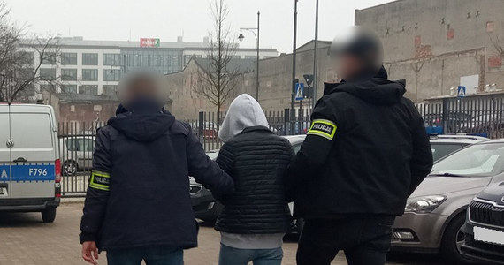 Łódzcy policjanci zatrzymali 33-letnią kobietę oraz jej 26-letniego znajomego w związku z porzuceniem na pergoli śmietnikowej zwłok noworodka w 2022 roku. Zatrzymanym za znieważenie zwłok grozi kara do dwóch lat pozbawienia wolności. Kobieta dodatkowo odpowie za posiadanie marihuany.
