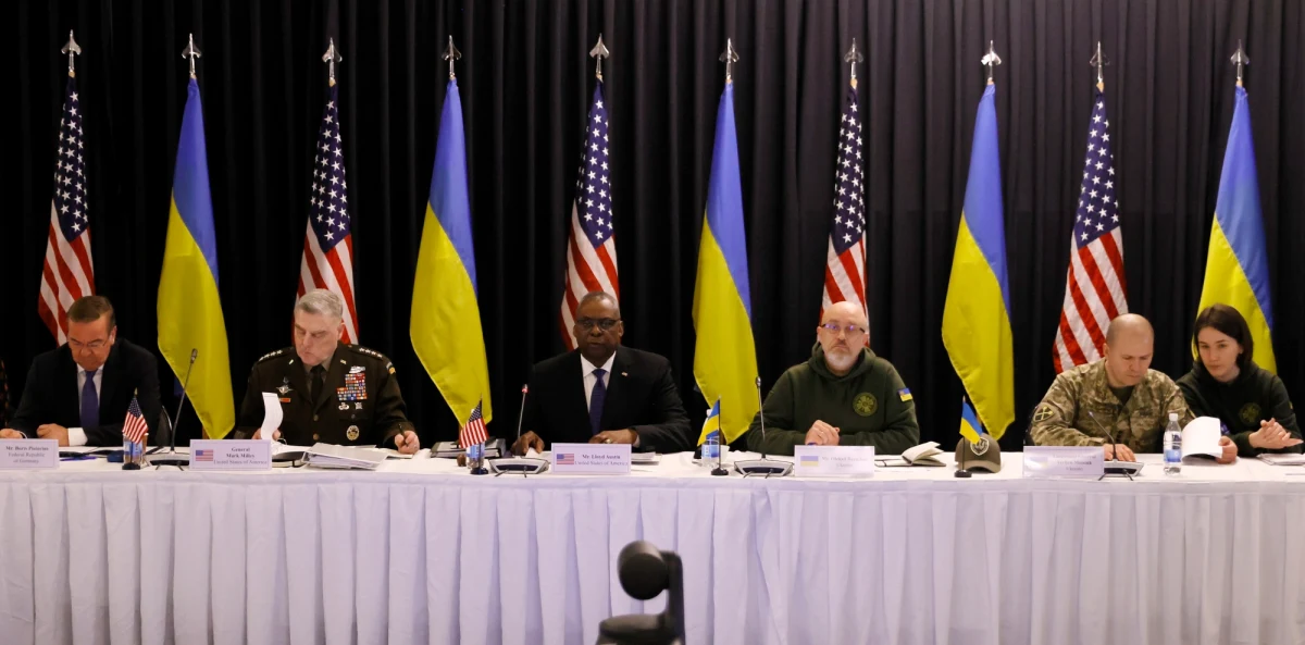 "Kwestia zezwolenia na eksport czołgów Leopard 2 była omawiana, ale nie ma decyzji w tej sprawie" - mówił minister obrony Niemiec Boris Pistorius. "Należy bardzo dokładnie rozważyć wszystkie za i przeciw" - wskazał. Z kolei sekretarz generalny NATO Jens Stoltenberg powiedział, że różne kraje Europy zadeklarowały przekazanie Ukrainie sprzętu pancernego. W Ramstein odbyło się spotkanie przedstawicieli państw wspierających militarnie Kijów.