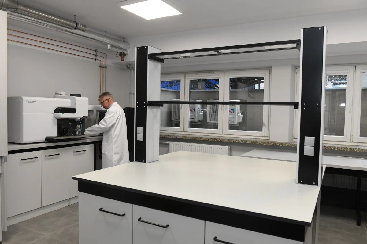 Politechnika Krakowska wzbogaciła się o światowej klasy laboratorium badawcze. Warte blisko 7 mln złotych Wydziałowe Laboratorium Badawcze powstało na Wydziale Inżynierii i Technologii Chemicznej PK. Mogą z niego korzystać badacze i studenci z innych wydziałów i zewnętrznych jednostek naukowych.