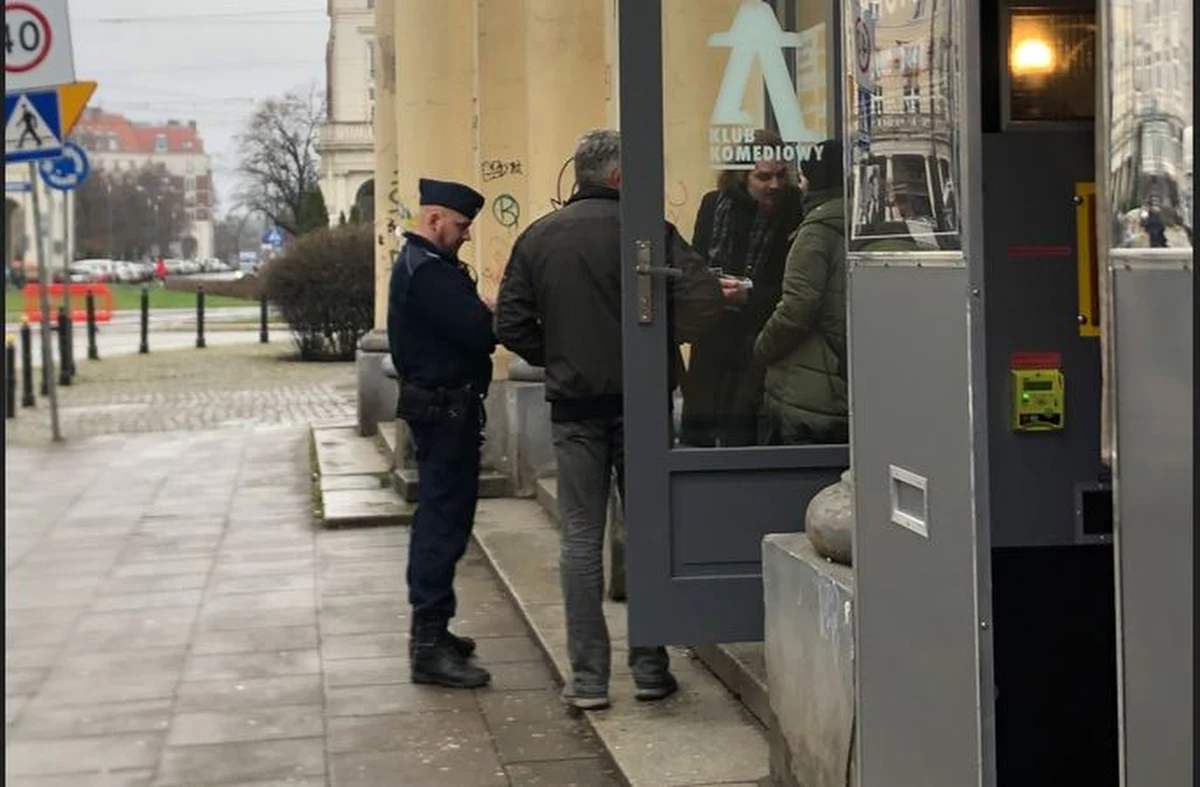 Mimo wydanego wczoraj nakazu wstrzymania prac budowlanych przez Powiatowy Inspektorat Nadzoru Budowlanego, robotnicy wciąż pracują przed jedną z restauracji na Placu Zbawiciela. Służby, konserwator i ratusz rozkładają ręce.