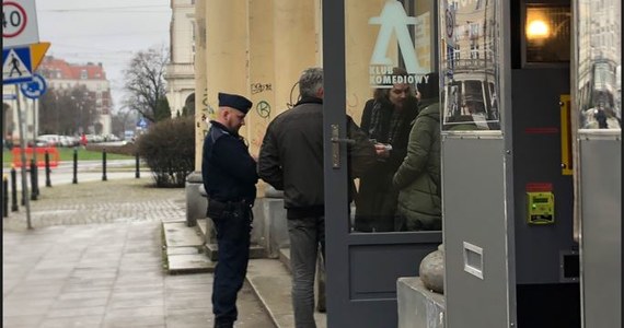 Mimo wydanego wczoraj nakazu wstrzymania prac budowlanych przez Powiatowy Inspektorat Nadzoru Budowlanego, robotnicy wciąż pracują przed jedną z restauracji na Placu Zbawiciela. Służby, konserwator i ratusz rozkładają ręce.