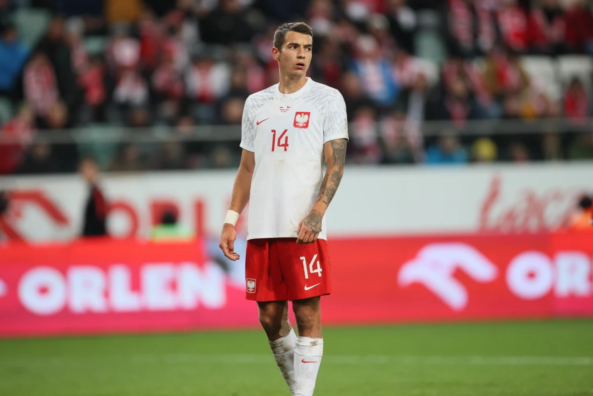 Znany włoski dziennikarz Fabrizio Romano poinformował, że Jakub Kiwior zostanie nowym piłkarzem Arsenalu. Środkowy obrońca ma weekend przejść testy medyczne w drużynie lidera Premier League, po których podpisze pięcioletni kontrakt. Polak ma kosztować ponad 20 milionów euro, co w przypadku transferów polskich piłkarzy jest prawdziwą fortuną.