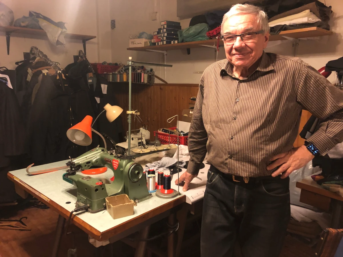 Mają ogromne doświadczenie, doskonale znają swoją branżę, cenią sobie bezpośredni kontakt ze swoimi klientami. Mowa o Dziadkach Biznesu, czyli seniorach, których sklepy i zakłady mijamy często w drodze do pracy czy szkoły. W dobie rosnących kosztów, konkurencji dużych supermarketów i usług przenoszących się do internetu, często te małe firmy muszą walczyć o przetrwanie. Z pomocą takim miejscom wyszli studenci, którzy próbują ułatwić seniorom dotarcie do nowych klientów. Stworzyli aplikację Dziadkowie Biznesu, dzięki której można znaleźć firmy prowadzone przez seniorów. Z okazji Dnia Babci i Dnia Dziadka opowiadamy historię kilku punktów zgłoszonych do studenckiej inicjatywy.