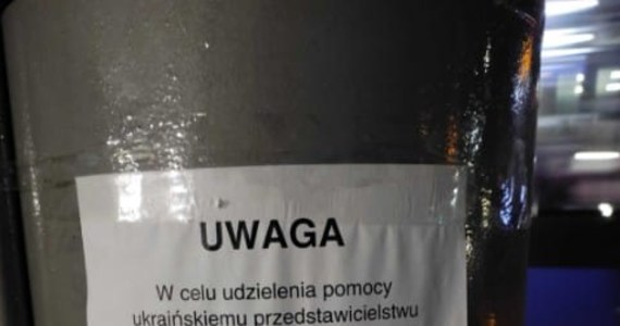 Uwaga oszuści - ostrzega wrocławski Ratusz. Na słupach oświetleniowych w centrum miasta pojawiły się fałszywe plakaty. Ma to być próba wyłudzenia danych osobowych od obywateli Ukrainy. Co zamieszczono na plakatach?