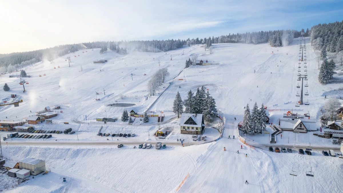 ​Wraz z ochłodzeniem w branży narciarskiej powiało optymizmem. Mogło ruszyć naśnieżanie stoków. Dzięki temu na Dolnym Śląsku otwiera się część tras, zamkniętych z powodu braku śniegu. To świetna informacja dla narciarzy i snowboardzistów.