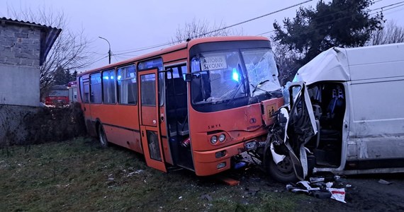 Cztery osoby zostały ranne - w tym troje dzieci - w zderzeniu szkolnego busa z samochodem dostawczym w Jeziorzanach pod Tarczynem na Mazowszu. Do wypadku doszło przed godz. 15.00 na lokalnej drodze.