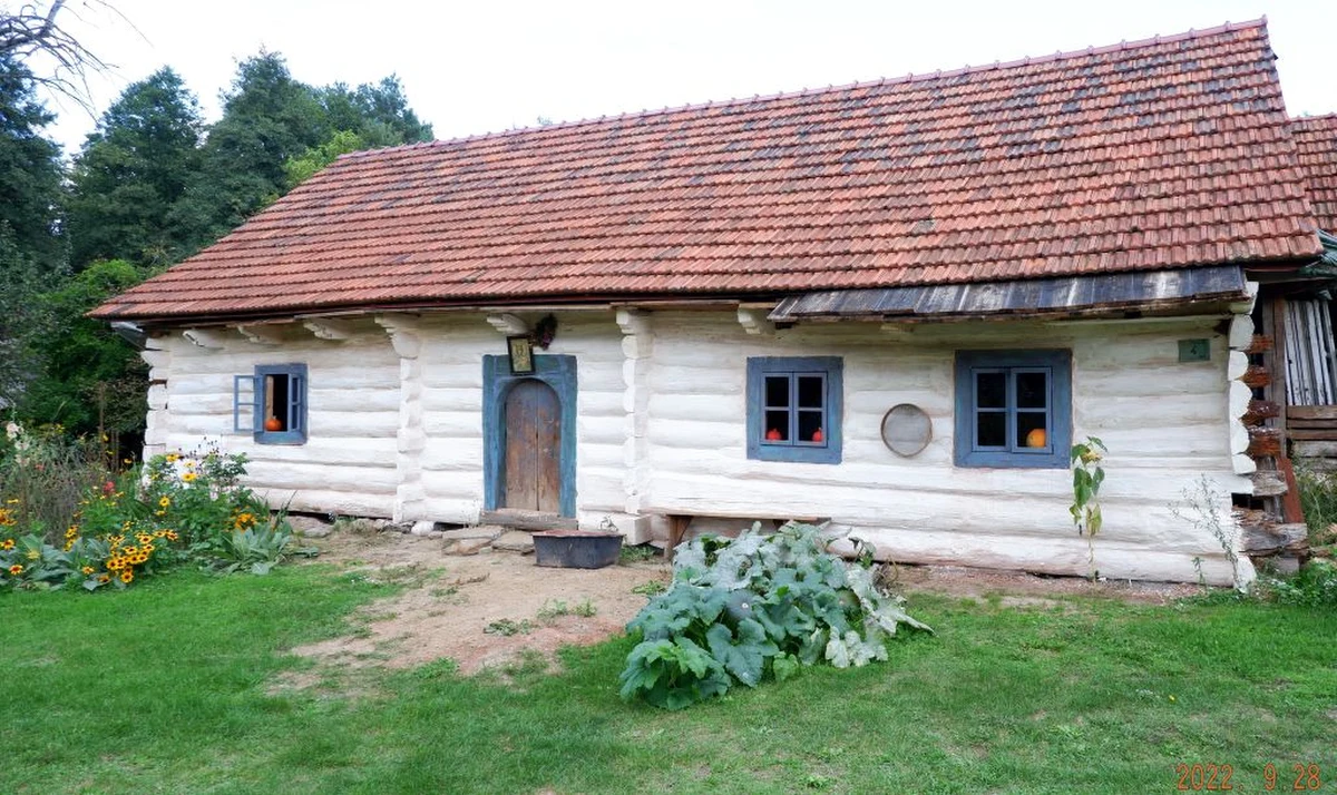 W coraz gorszym stanie są zabytkowe, drewniane chałupy, które mają trafić do Parku Edukacyjnego i skansenu w krakowskich Branicach. Eksperci alarmują, że dalsze zwlekanie z ich przeniesieniem może sprawić, że nie da się ich doprowadzić do stanu ekspozycyjnego albo będą pozbawione wielu oryginalnych elementów.

